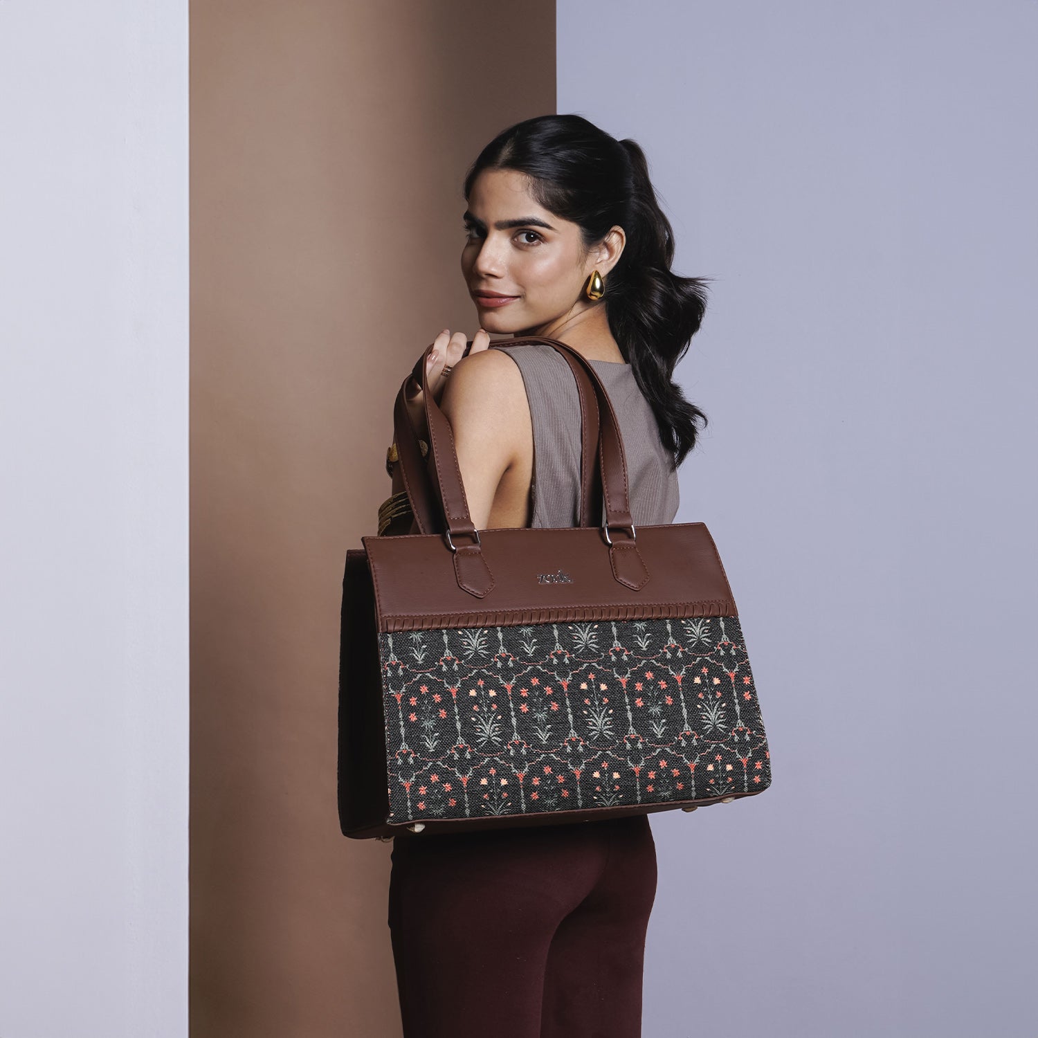 Statement_Business_Bag_2_df9794f4-b800-4091-a758-fd8931cda4bf.jpg Taj Guldasta Statement Business Bag - Image 1